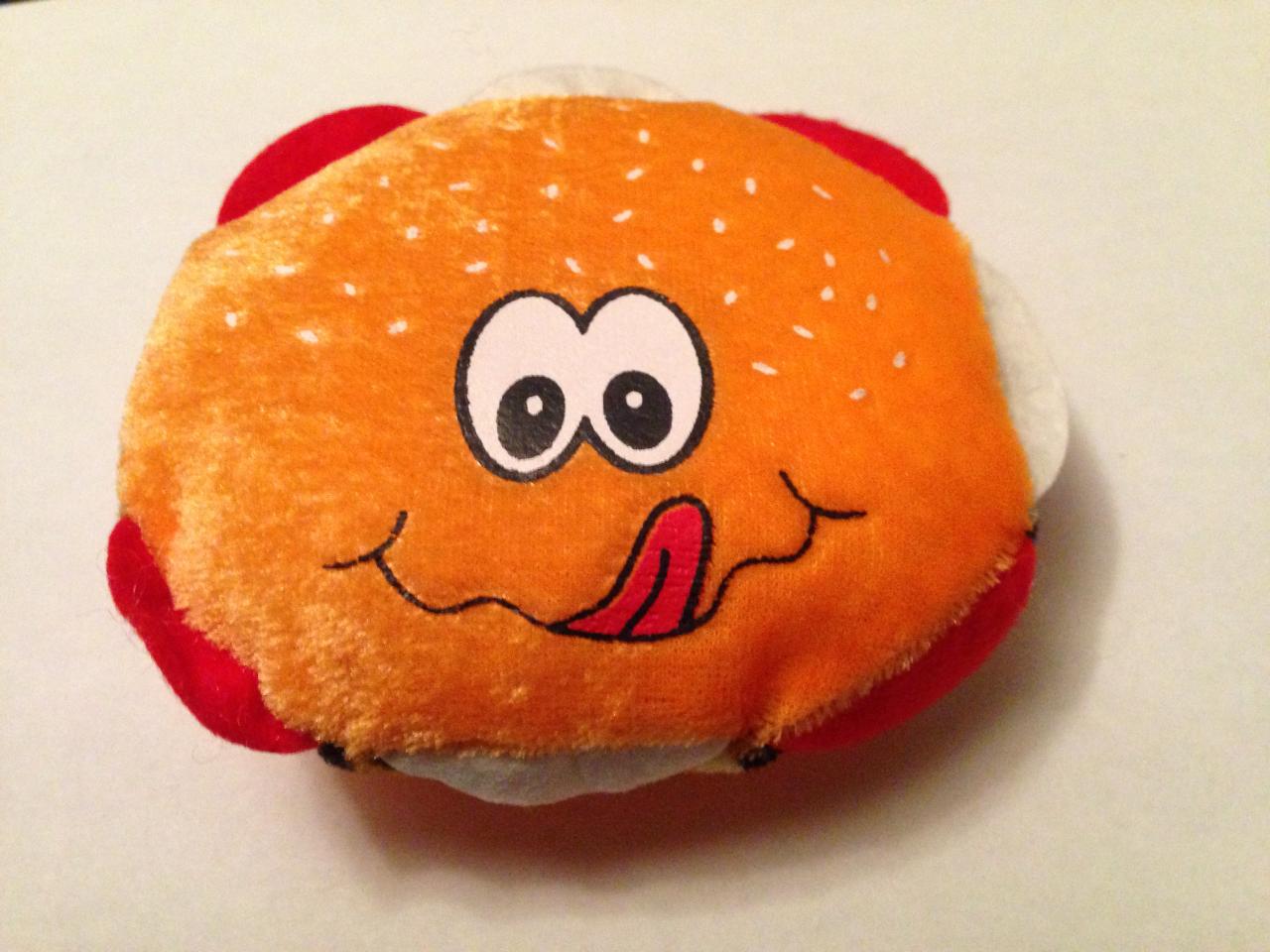 Très originale et toute douce, cette peluche burger...