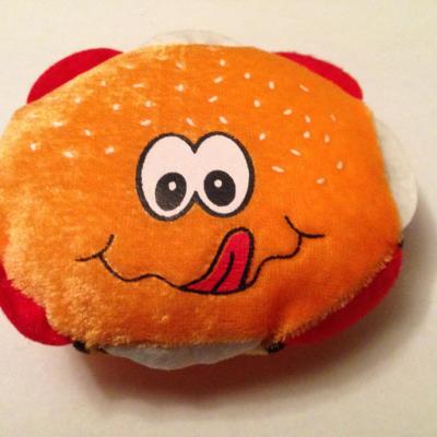 Très originale et toute douce, cette peluche burger...