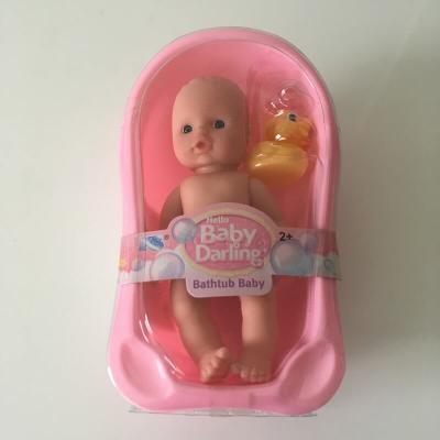 Bébé poupon dans sa baignoire et son canard